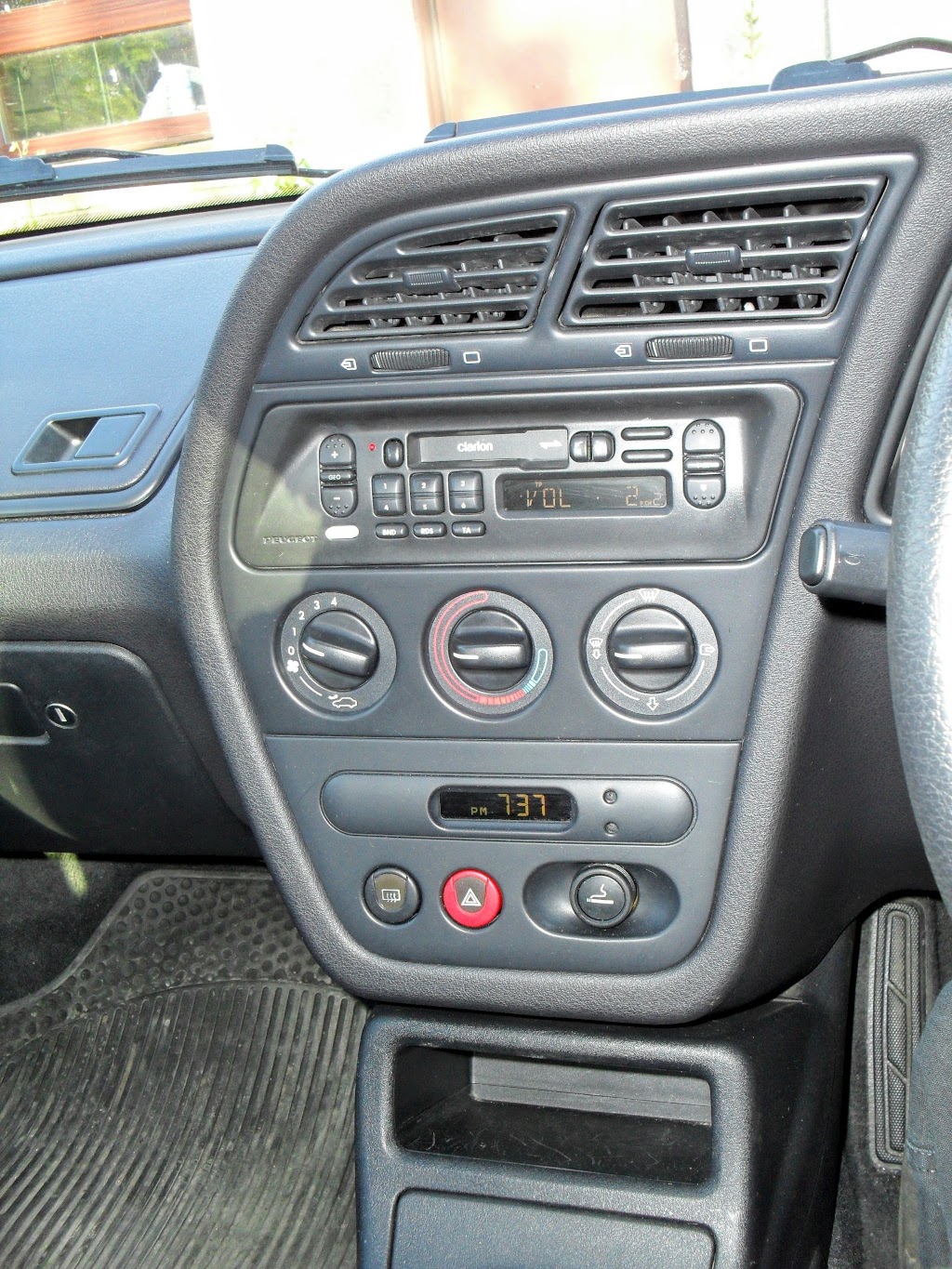 1998 Peugoet 306 Sedan dash centre console