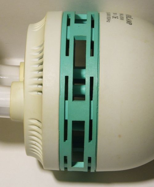Saver Lamp 85W 2700K Compact Fluorescent Lamp - Detail of thermal isolation bridge in lamp base