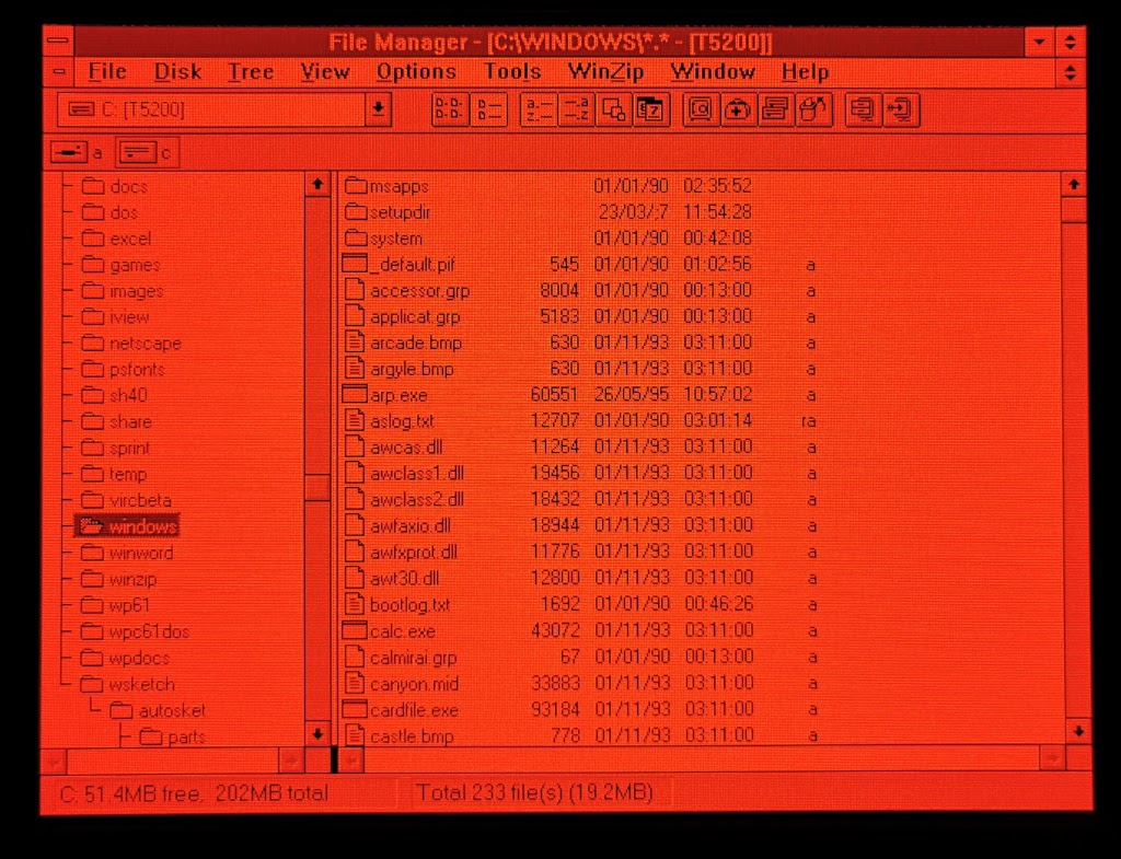 Windows 3.11 File Manager as shown on the plasma display of a Toshiba T5200