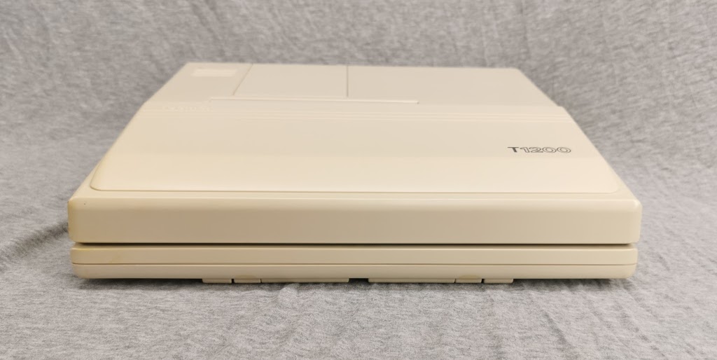 Toshiba T1200 front view with case closed