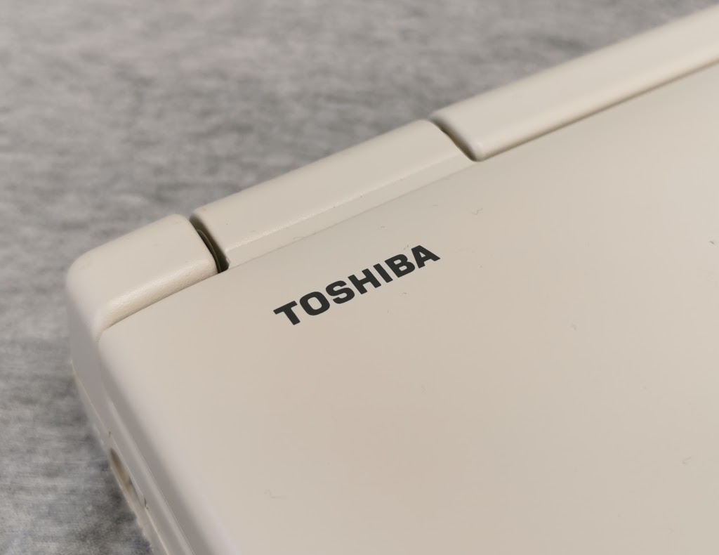 Detail of maker's badge on lid of Toshiba T1950CT